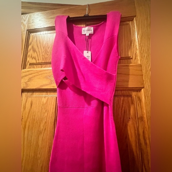 Olive & Oak - Intense Magenta Ribbed Sleeveless Midi Dress - Picture 8 of 13